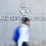 BC aplica multa milionária em banco e inabilita CEO por irregularidades em câmbio