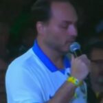 Carlos se emociona ao dizer que Eduardo talvez nunca mais volte ao Brasil