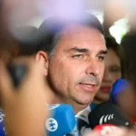 Urgente: Flávio Bolsonaro se manifesta ao vivo após punição de Moraes