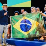 Às vésperas da eleição, Lula pede que esquerda ‘aprenda’ a usar verde e amarelo