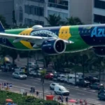 Avião estilizado com bandeira do Brasil sobrevoa praias do Rio