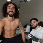 Cucurella cumpre promessa e tatua rosto de técnico da Espanha após título mundial