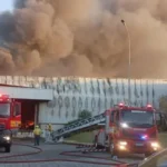 Incêndio de grandes proporções atinge fábrica da dona da Colcci em Santa Catarina