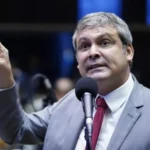 Lindbergh pede para STF reconduzir Bolsonaro à prisão por divulgação de carta