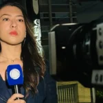Repórter da Record cai em bueiro durante transmissão ao vivo