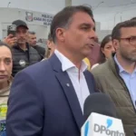 Flávio interrompe campanha para visitar Filipe G. Martins na prisão