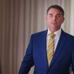 Flávio interrompe propaganda eleitoral para falar de Lula e Moraes: “sistema podre”