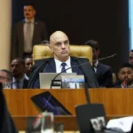 Dino pede vista e garante fôlego a Moraes