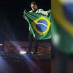 Leonardo declara apoio a Flávio Bolsonaro durante show