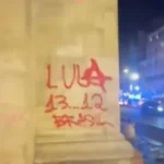 Monumentos em Paris e Barcelona são pichados com mensagens de apoio a Lula